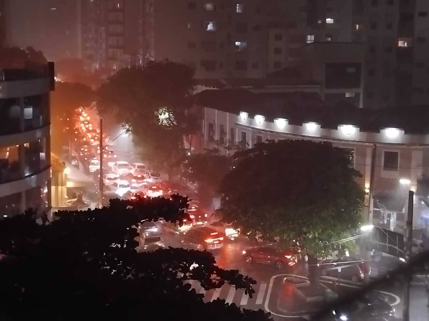 Registro da chuva forte no bairro José Menino, no encontro entre as avenidas Marechal Floriano Peixoto e Senador Pinheiro Machado