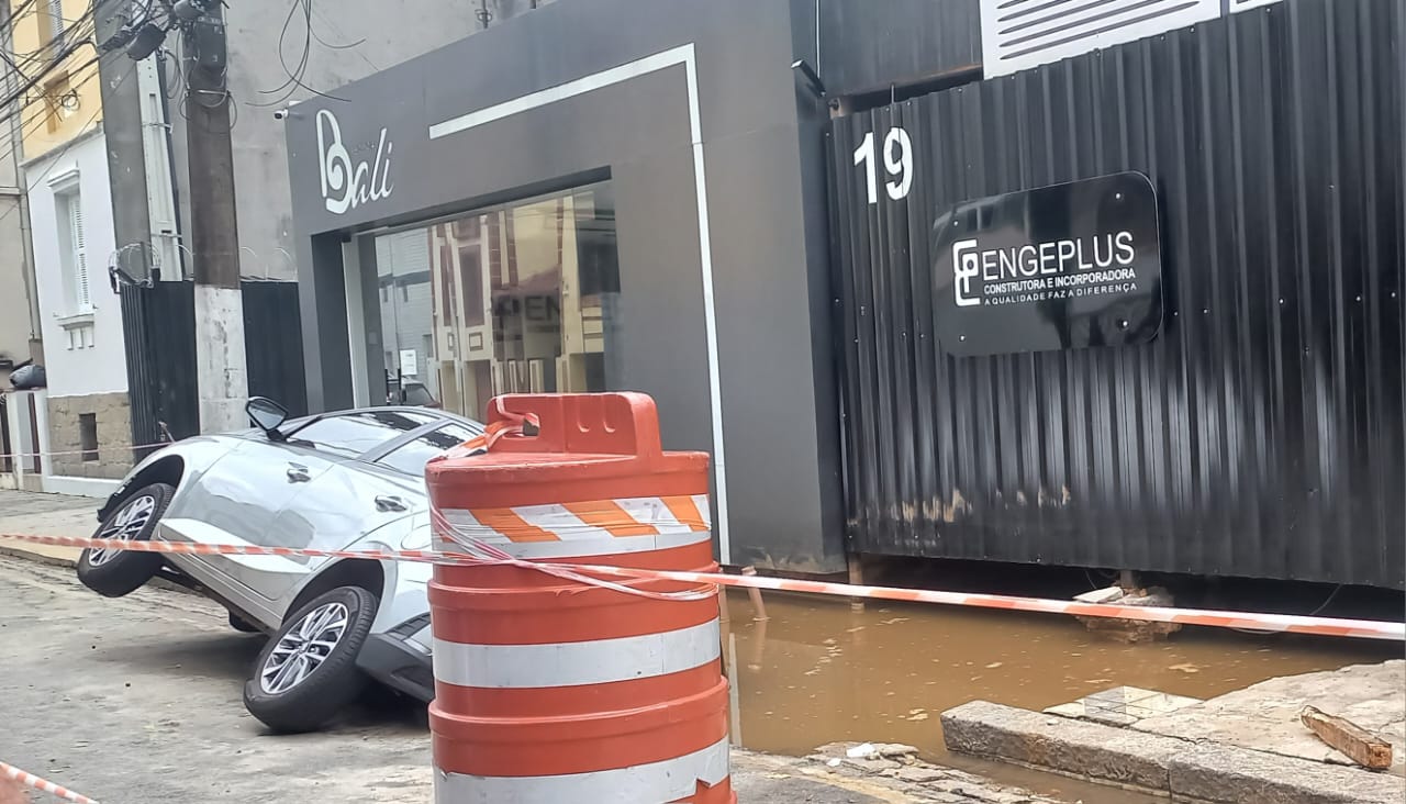 Carro afundou parcialmente em calçada do Embaré