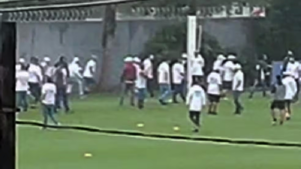 Cerca de 100 torcedores conseguiram acessar o estádio através de um portão próximo ao local