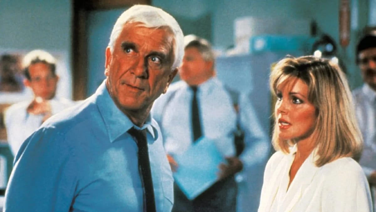 'Corra Que a Polícia Vem Aí!' foi estrelado por Leslie Nielsen e Priscilla Presley, em 1988