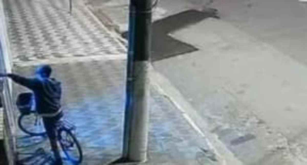 Após violar o sistema de tags de segurança, o homem consegue, em questão de segundos, acessar o hall de entrada do edifício