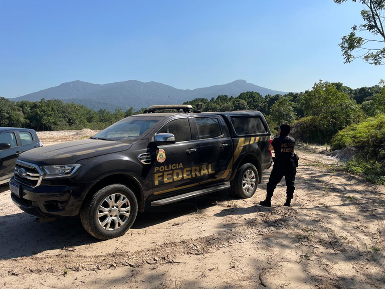 Operação Minério investiga a extração ilegal de areia.