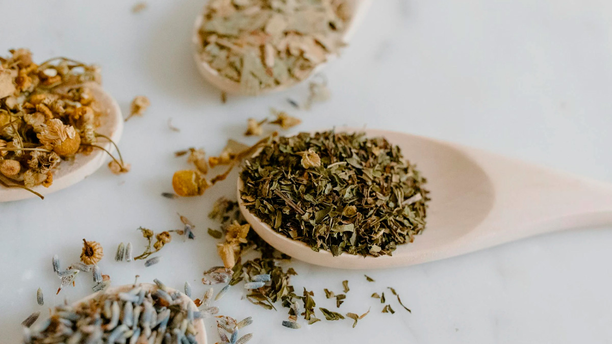 A camomila é uma planta comumente usada para aliviar sintomas de estresse, insônia e ansiedade.