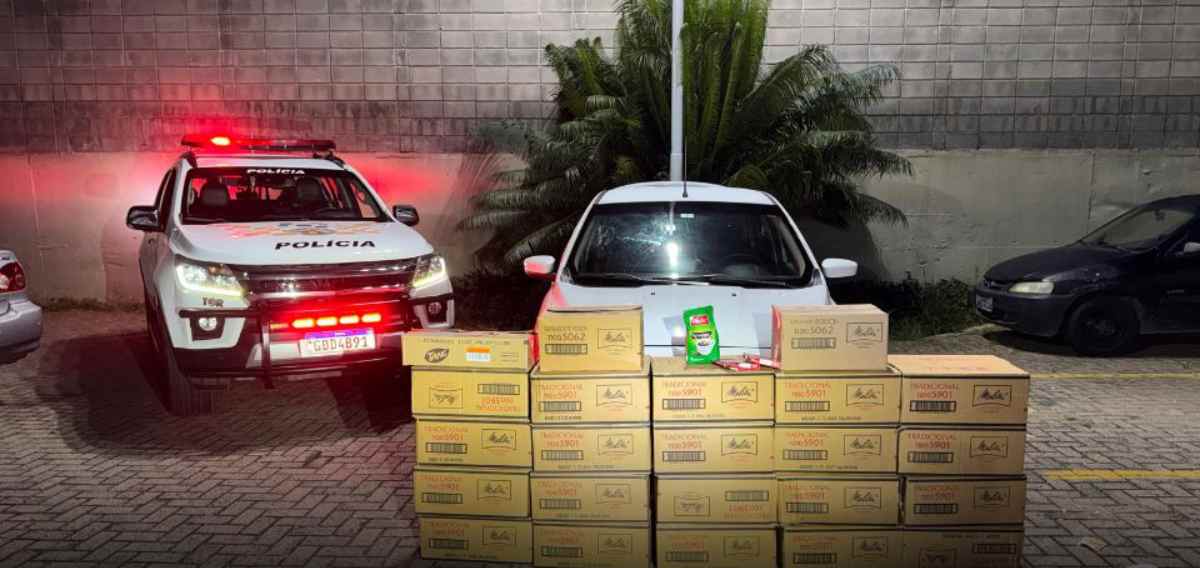 O veículo foi apreendido, assim como três celulares e toda a carga de café