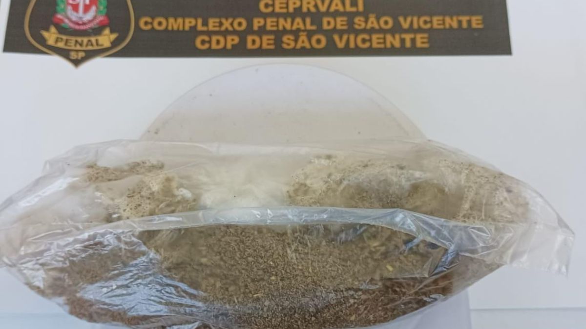 Uma delas confessou que trazia consigo quatro invólucros contendo cerca de 35 gramas de maconha.