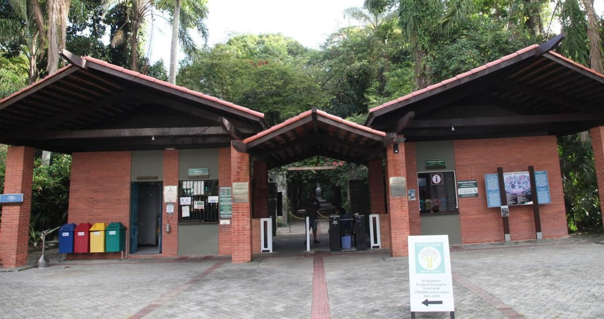 O Orquidário fica na Praça Washington s/n&ordm; (José Menino). Funciona de terça a domingo, com bilheteria aberta das 9h às 17h