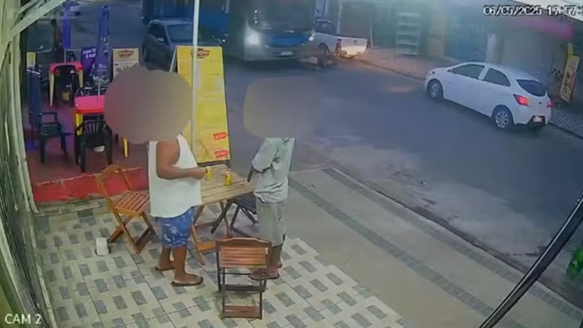 Vídeo mostra o adolescente pedalando pela lateral da avenida quando tenta desviar de um carro estacionado