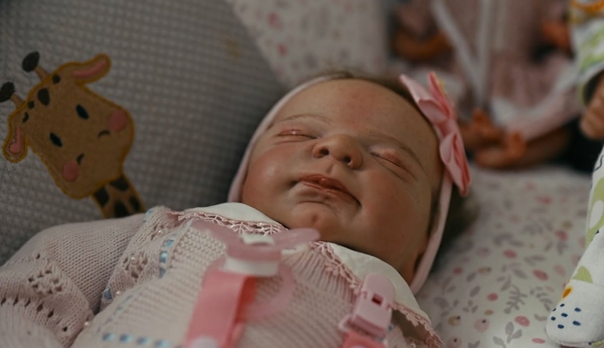 Bebês reborns são bonecas hiper-realistas que imitam com perfeição um recém-nascido