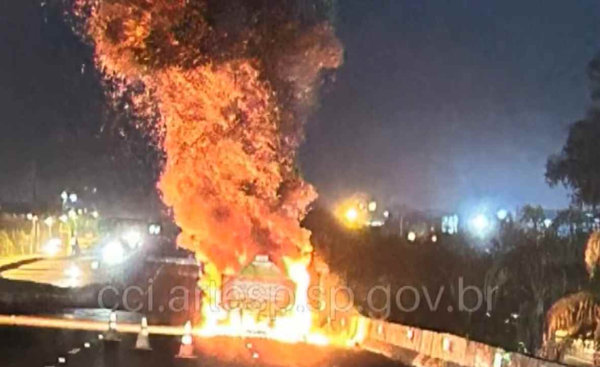 O veículo, do tipo bitrem, havia saído de Cubatão com destino ao estado de Santa Catarina