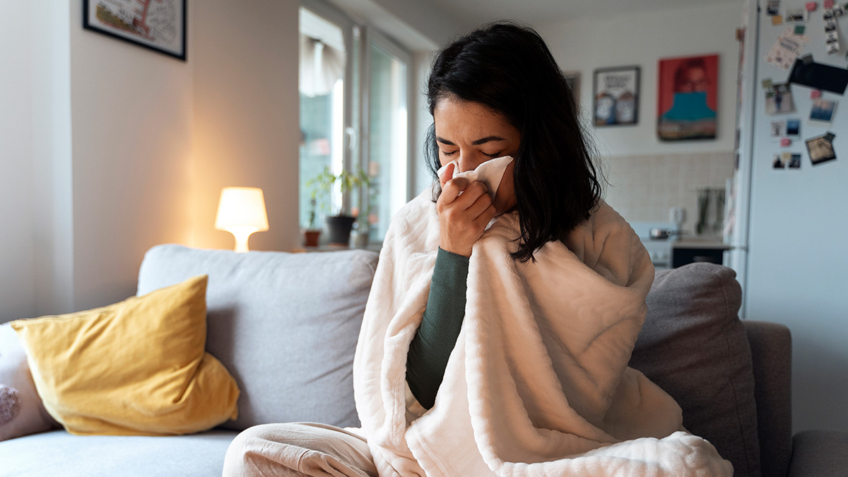 Com a aproximação do inverno, as temperaturas mais baixas favorecem a propagação de vírus e bactérias, principalmente em ambientes fechados