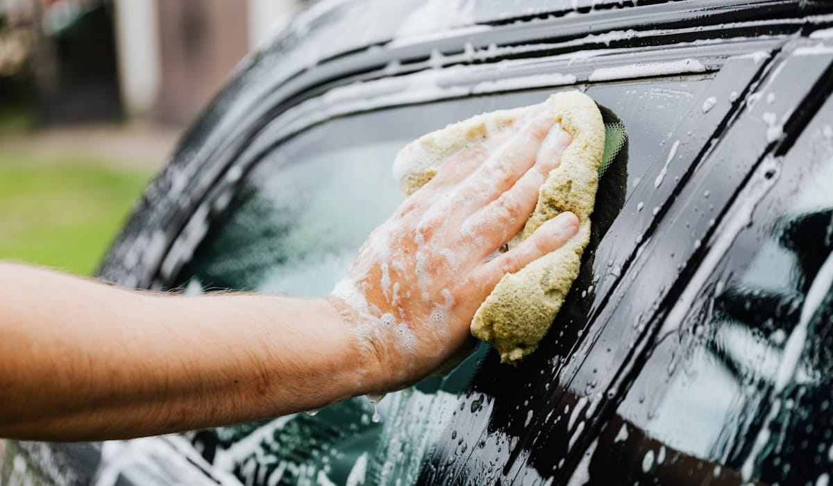 Diferente da lavagem convencional, ela dispensa o uso de água, utilizando produtos específicos para a limpeza do automóvel