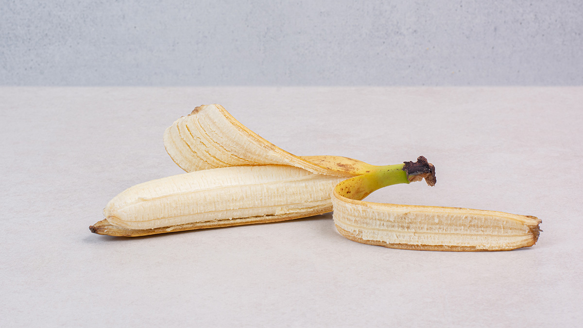 Você costuma jogar cascas de banana no lixo? Talvez seja hora de repensar esse hábito.