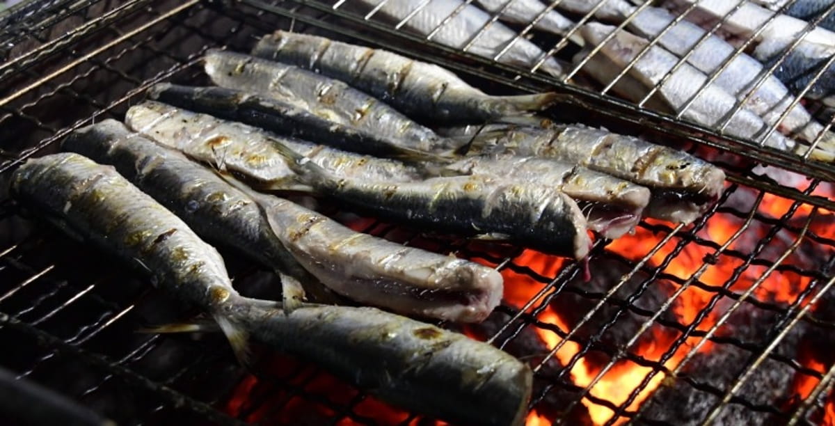 O cardápio promete agradar a todos os gostos, com opções como sardinha na brasa, porções fritas e escabeche, todas preparadas por pescadores e cozinheiros da região