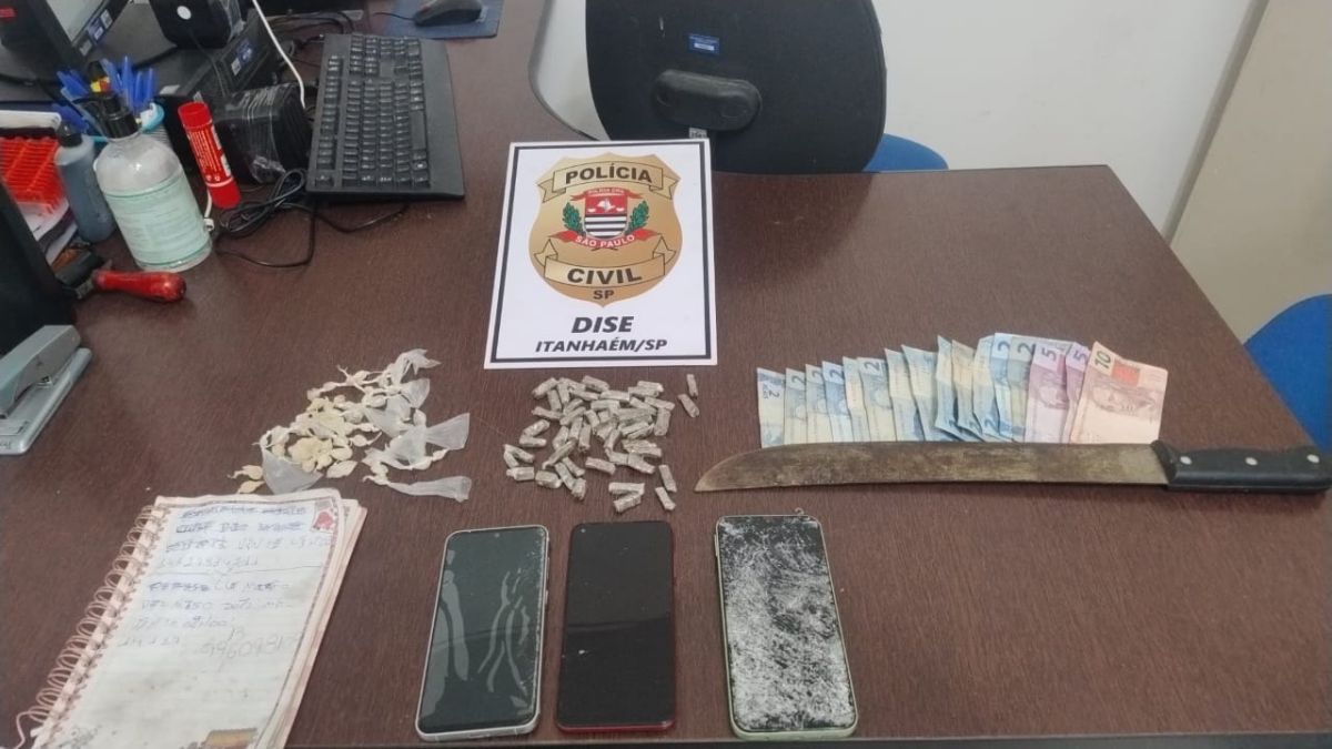 Dois homens, de 55 e 23 anos, foram presos em flagrante um deles considerado o "gerente" da distribuição na região. 