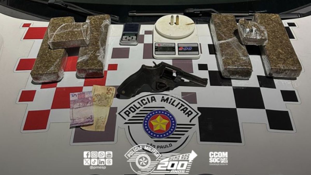 Polícia encontrou 4,3 quilos de maconha, duas balanças de precisão e 55,00 reais em espécie.