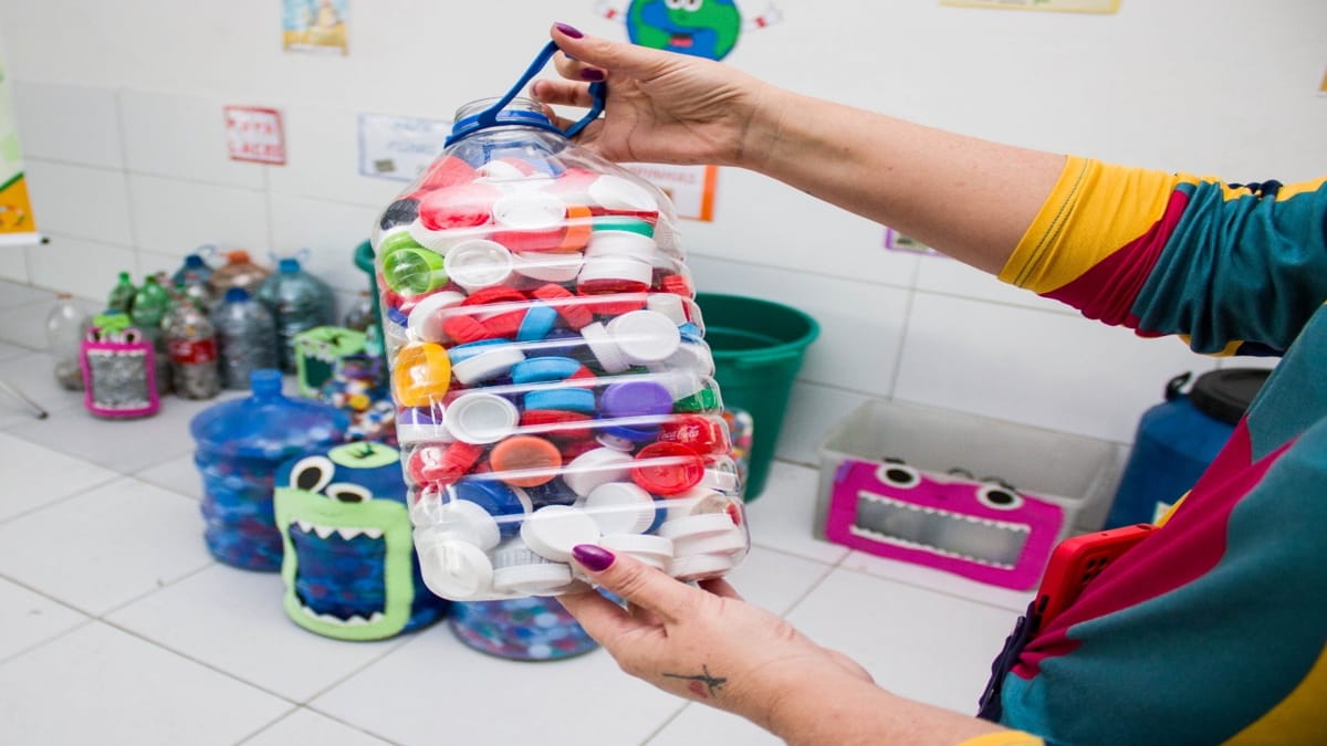 Todo o material coletado pela cooperativa tem a função de passar pela triagem e pela comercialização dos resíduos, fomentando a economia circular e gerando renda para a comunidade