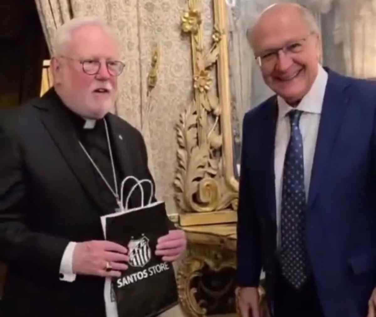 O item esportivo será encaminhado ao Papa Leão XIV