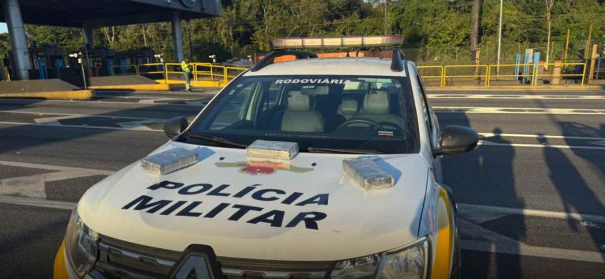 A passageira do veículo também foi revistada, mas nada de ilícito foi encontrado com ela