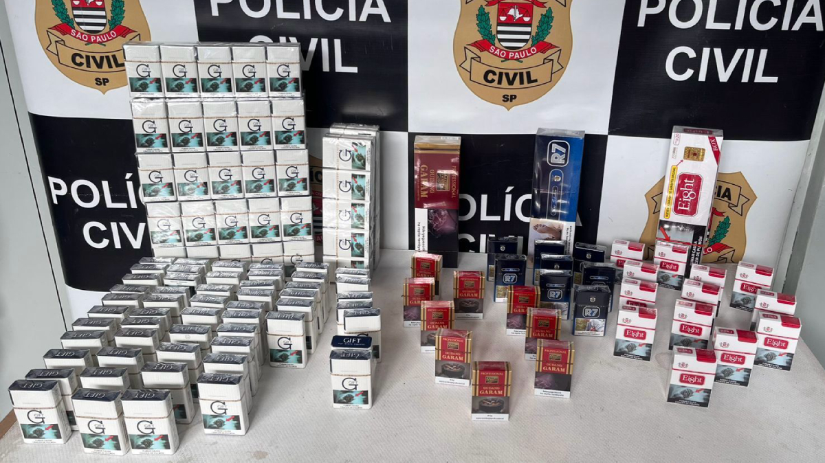 Durante a vistoria, os policiais encontraram 213 maços de cigarros de marcas diversas