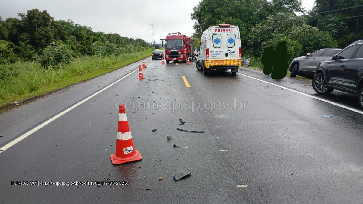 As equipes do Corpo de Bombeiros e da concessionária CNL atuaram no desencarceramento das vítimas