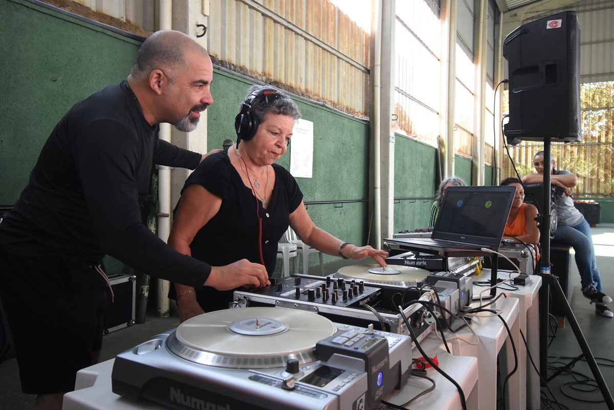 Idosos em Praia Grande participaram de oficinas de dança urbana, grafite e DJing