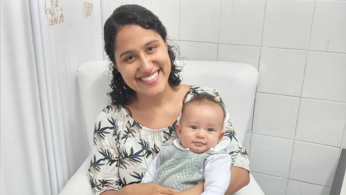 Alice amamenta seu bebê e é uma das doadoras de leite materno ao Cescrim, em Itanhaém
