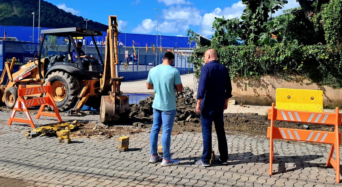 Intervenções na Rua Valdomiro Macário incluem o prolongamento da calçada e a instalação de esferas de concreto