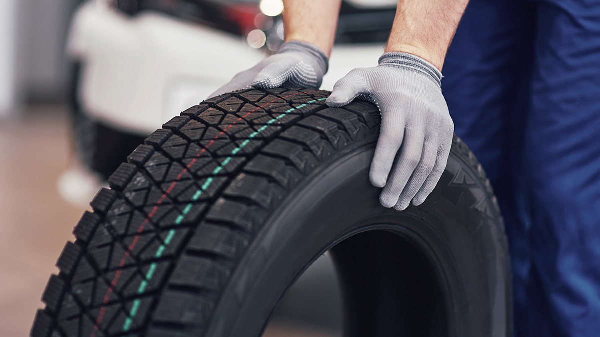 Muitos motoristas e motociclistas notam a presença de finas linhas coloridas circunferenciais na banda de rodagem de pneus recém-adquiridos