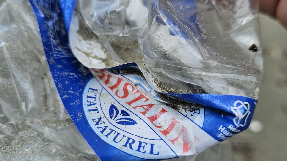 Embalagens de diversos países foram encontradas durante limpeza