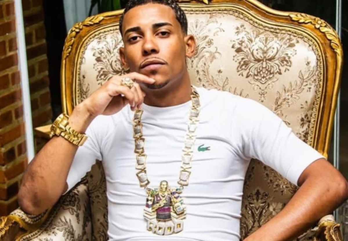 Os policiais cumpriram um mandado de prisão temporária na residência do cantor