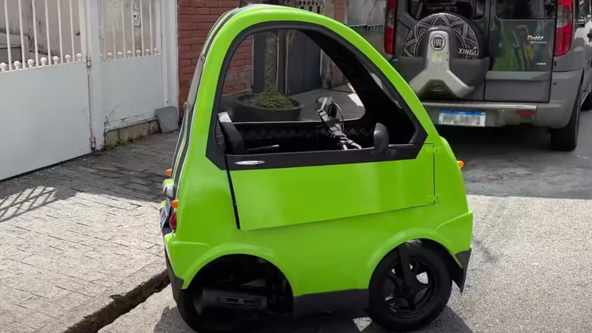 O carro mede 1,30 metro de comprimento, 1,37 metro de altura e apenas 76 centímetros de largura