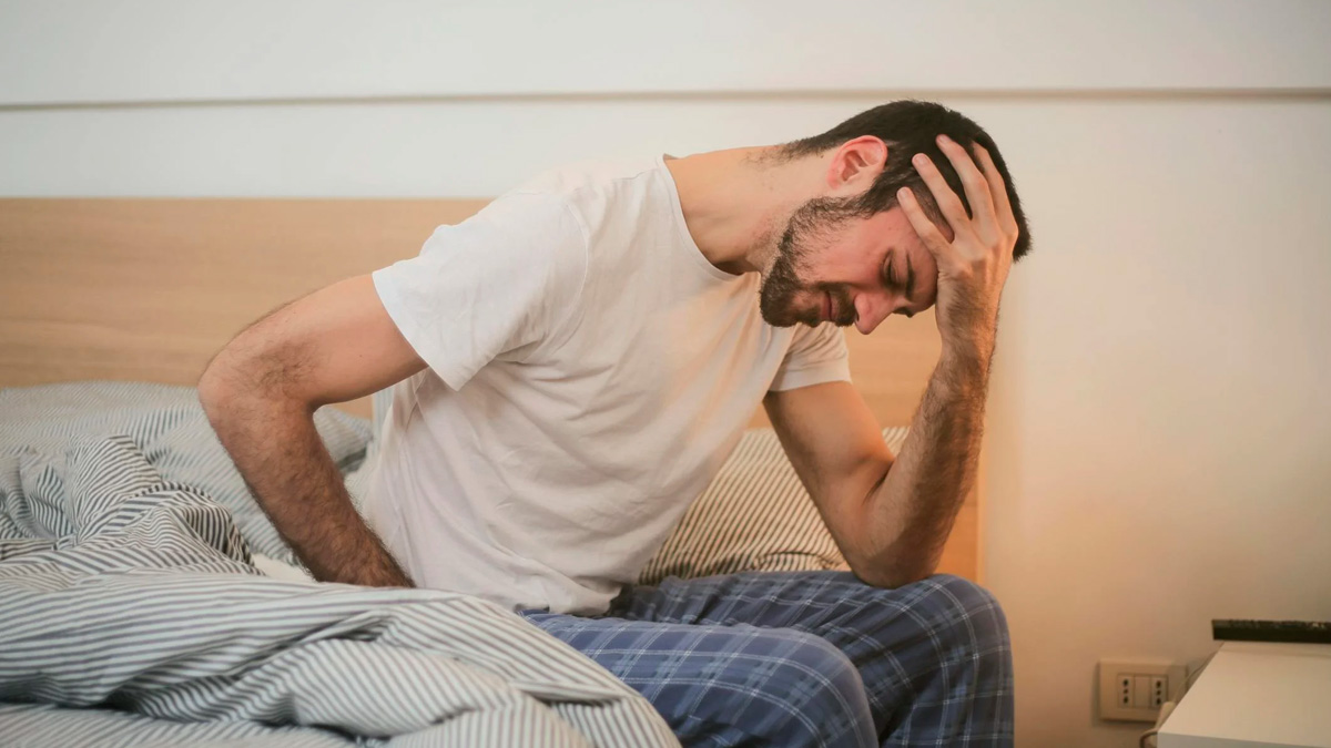 A dor de cabeça é um dos sintomas mais comuns.