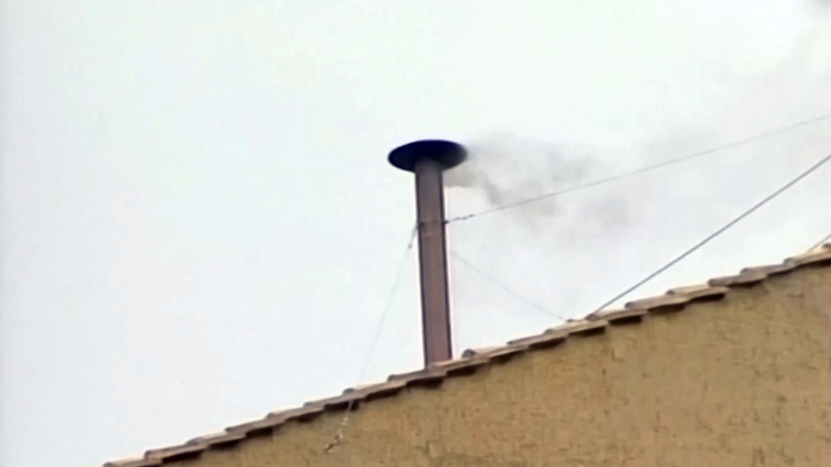 A fumaça que emana da chaminé da Capela Sistina durante um conclave é um dos sinais mais acompanhados globalmente