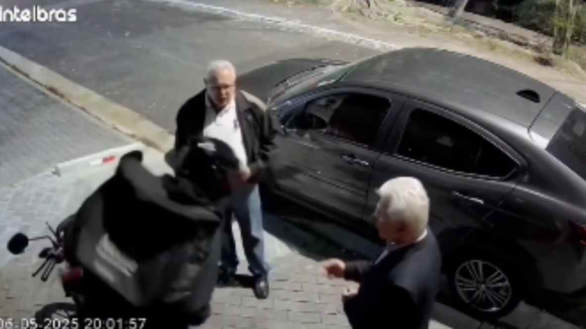 Nas imagens, é possível ver o motociclista abordando os dois homens e exigindo itens de valor