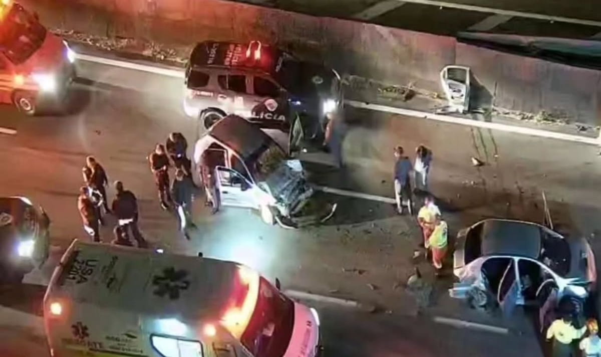 A Anchieta foi totalmente bloqueada após o ocorrido e só foi liberada por volta das 3 horas da manhã.