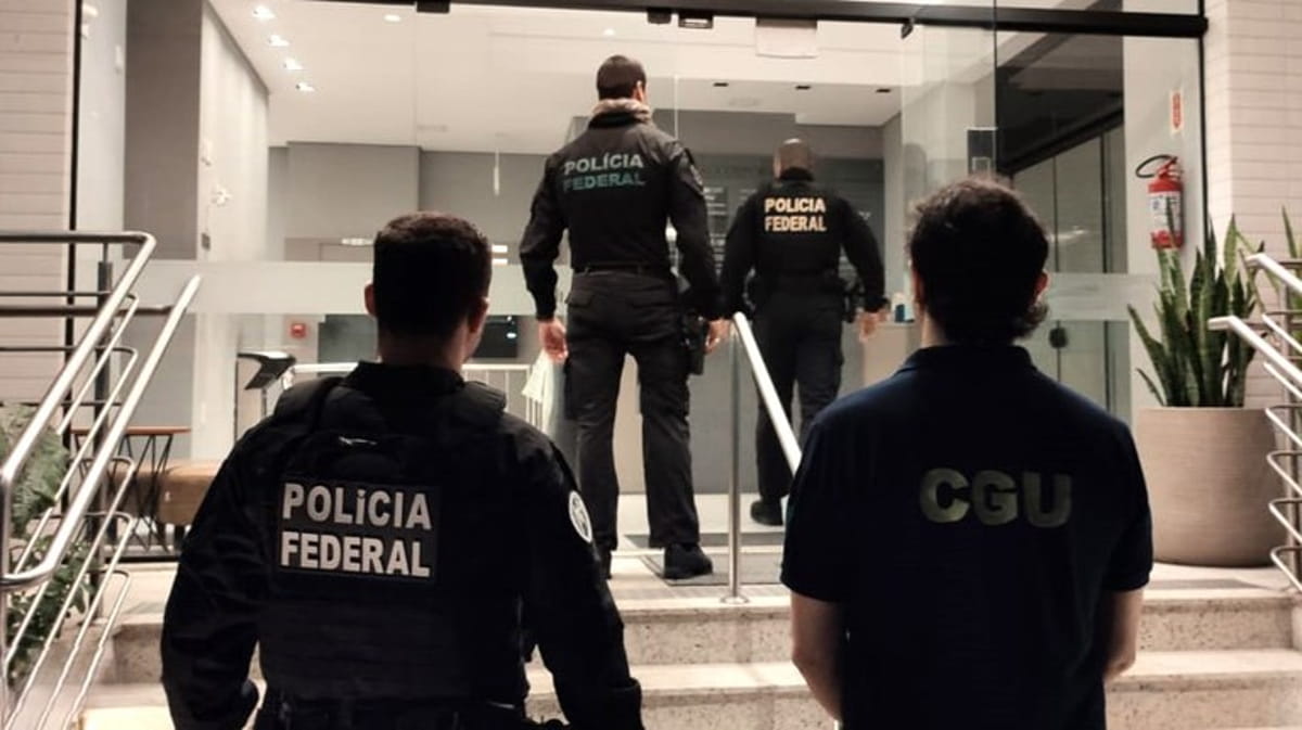Estão sendo cumpridos 16 mandados de busca e apreensão, sendo 15 em Santa Catarina e um no Paraná