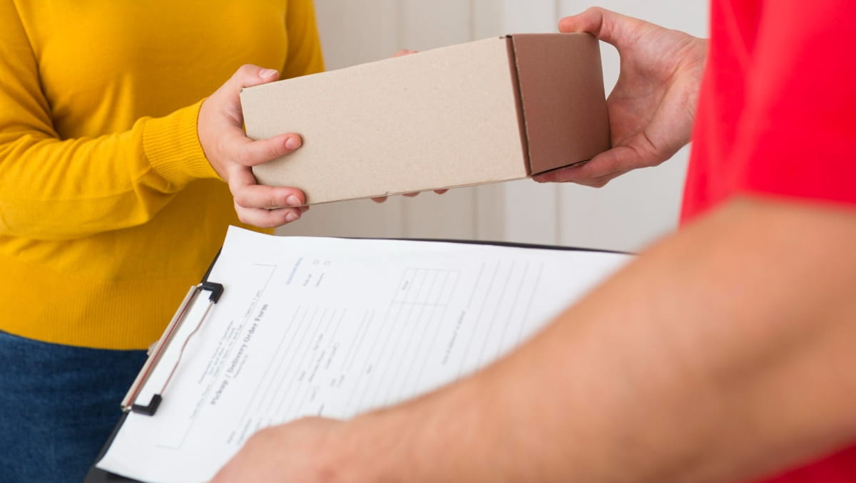 Desde o início da pandemia de COVID-19, os furtos de pacotes têm se tornado mais frequentes, impulsionados pelo aumento das compras online