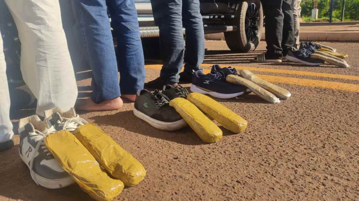 Ao solicitar que o passageiro retirasse o tênis, a equipe descobriu que a "palmilha" utilizada era feita de pasta base de cocaína