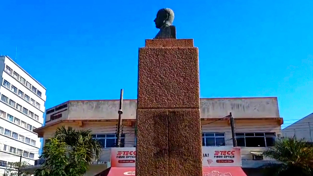 As placas de inauguração desapareceram da Praça Matriz de Peruíbe