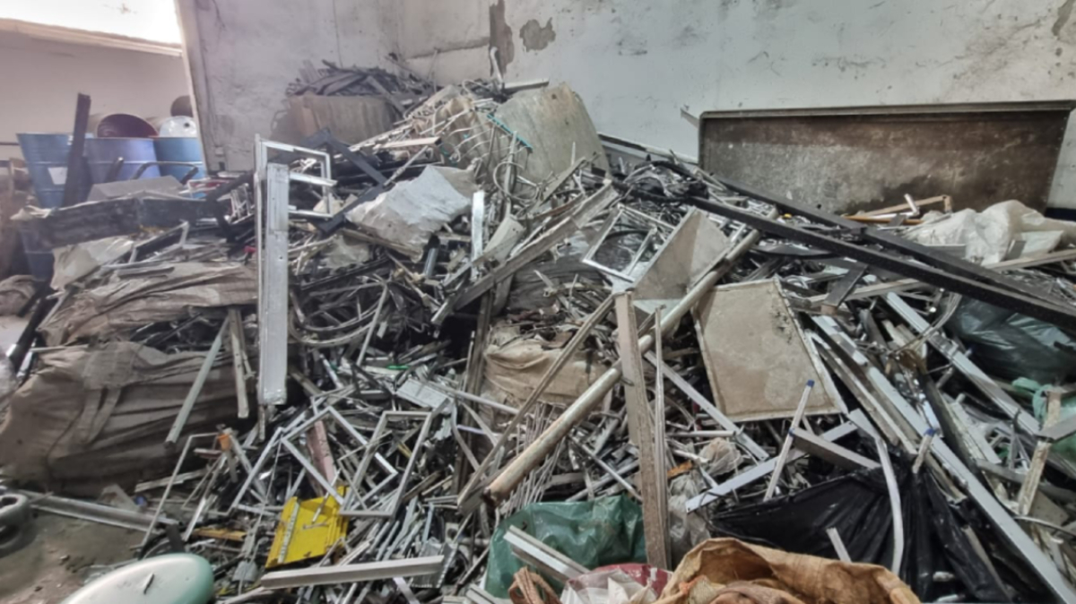 A equipe policial se deslocou até o imóvel suspeito para verificar o conteúdo armazenado