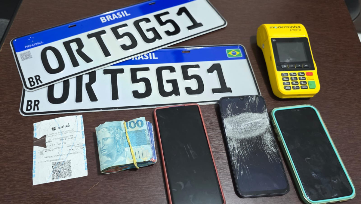 Durante a abordagem, os policiais constataram que o carro utilizado pelo trio circulava com placas adulteradas