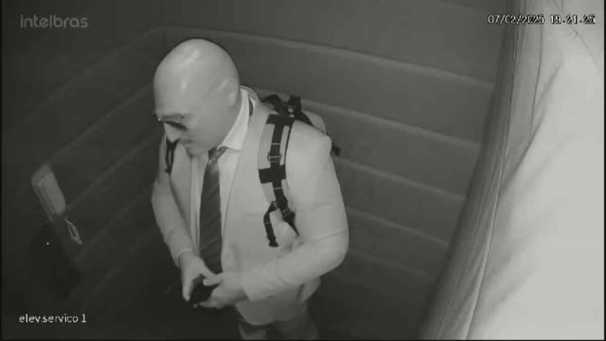 Nas imagens, é possível perceber que ele permanece o tempo todo com um celular no ouvido