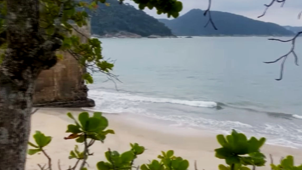 Com apenas 28 metros de largura, ela figura entre as dez menores praias do mundo