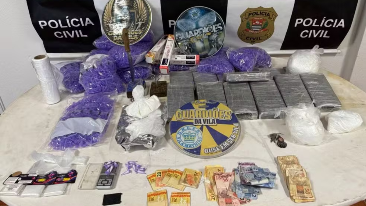 Foram apreendidos R$ 4.730 em espécie e um celular com o presidente da escola