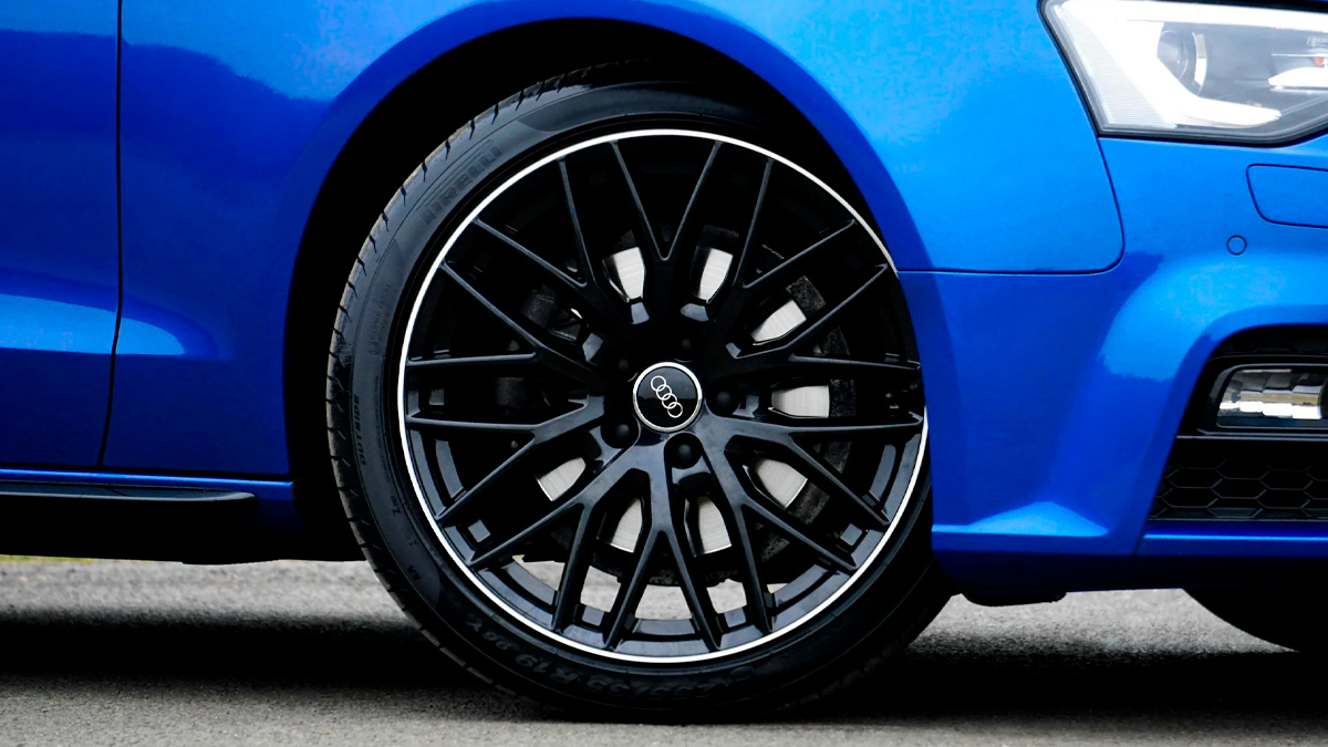 Manter os pneus do seu veículo com a pressão correta é um dos aspectos mais fundamentais e frequentemente negligenciados da manutenção automotiva.