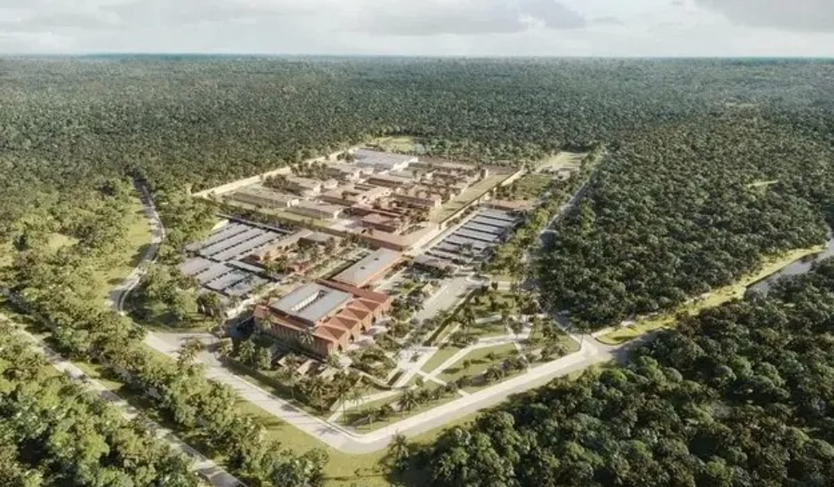 A localização remota, nas profundezas da floresta amazônica, foi escolhida estrategicamente para dificultar a comunicação externa dos detentos