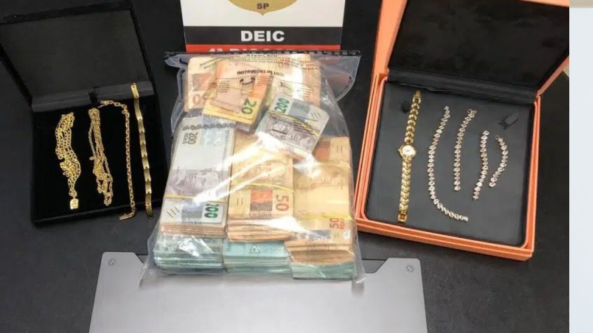 Na ação, foram apreendidos três veículos, diversas joias, R$ 109 mil em espécie, 18 celulares e cinco notebooks utilizados nos crimes.  