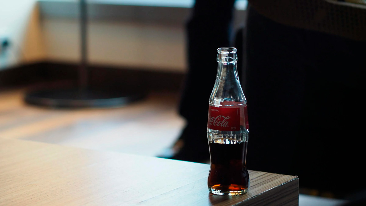 No caso específico da Coca-Cola, uma das dúvidas mais comuns é sobre a quantidade exata de cafeína que ela contém.