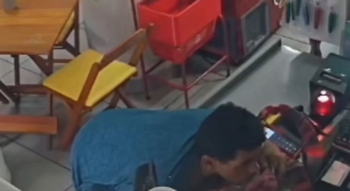 Na abordagem, o homem foi flagrado portando, também, um simulacro de arma de fogo, celulares e demais equipamentos