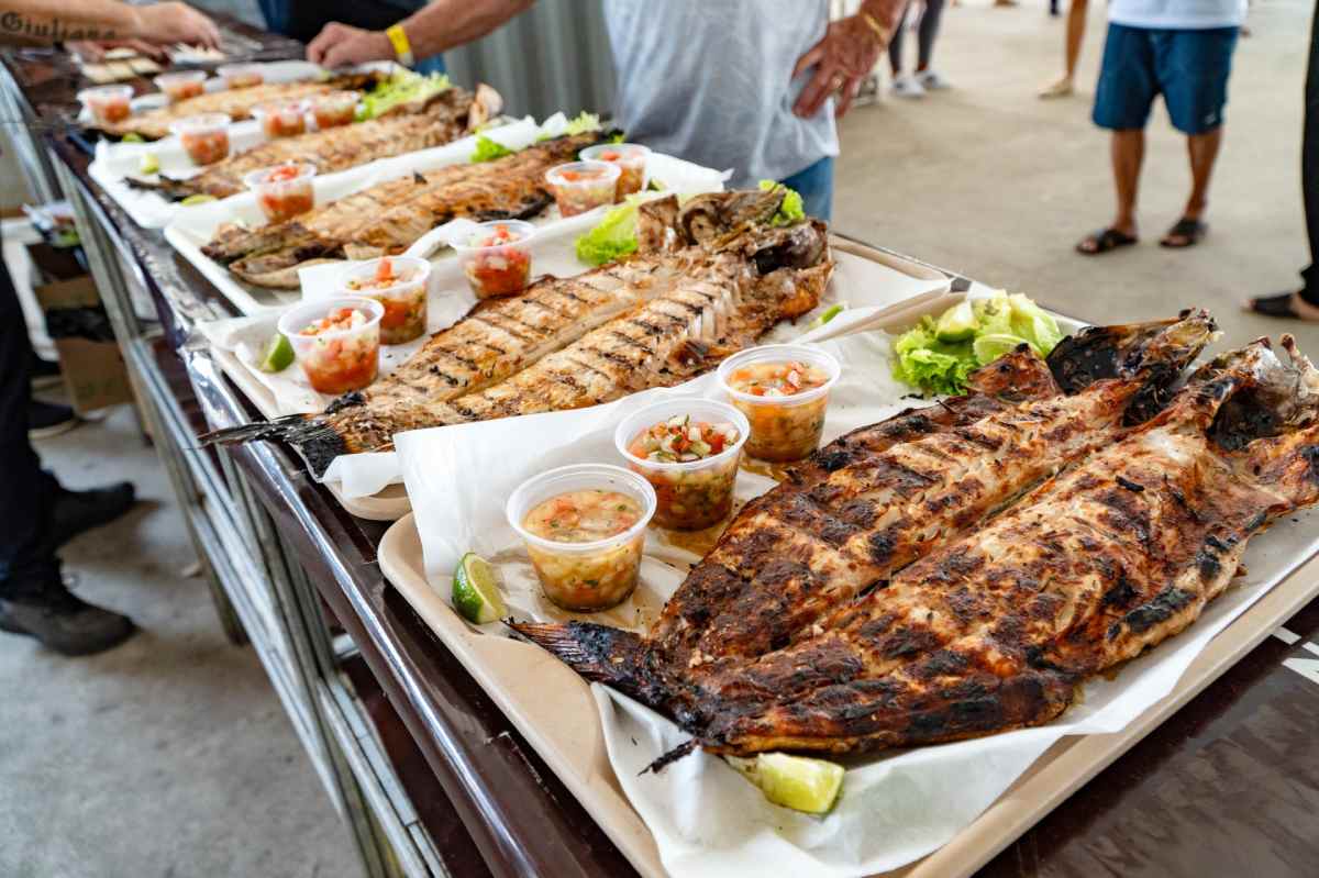 O destaque do cardápio é a tradicional tainha espalmada na brasa, acompanhada de farofa, vinagrete, arroz e pão à vontade